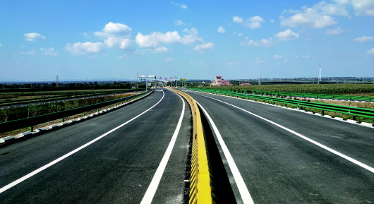 龙青高速莱西至龙口段于2018年9月28日提前建成通车,龙口至青岛的行车