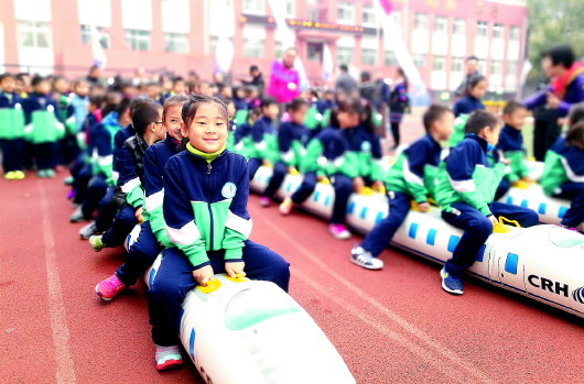 ◤青岛桦川路小学举办的趣味运动会深受学生喜欢